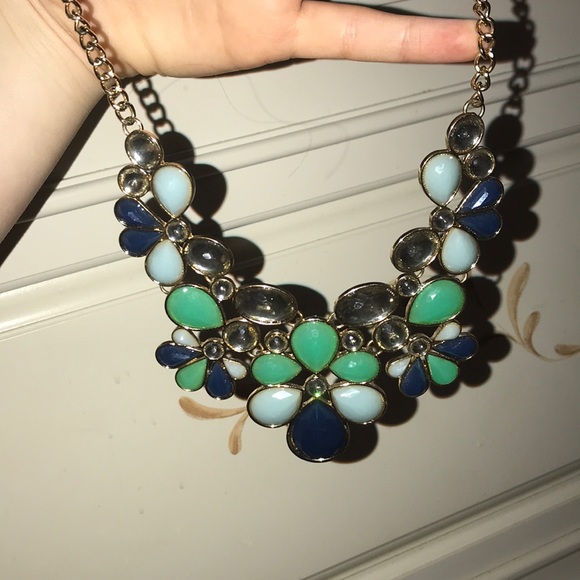 Francesca’s Statement Necklace (4) - Picture 2 of 8